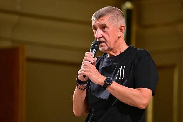 Andrej Babiš a Aleš Juchelka se vezli na lanovce: Kvůli statnému poslanci si fanoušci neodpustili jedovaté poznámky
