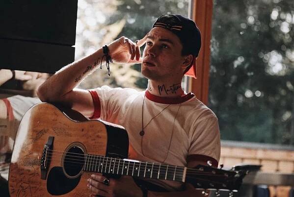 Fanoušci, těšte se! Mikolas Josef se chystá na české festivaly