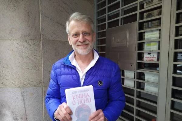Josef Formánek se svojí novou knihou,  která nese název Kniha o tichu | foto: Jarka Vykoupilová,  Český rozhlas,  Český rozhlas