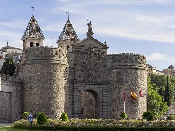 Soubor:1 Puerta de Bisagra toledo 2014 (cropped).jpg