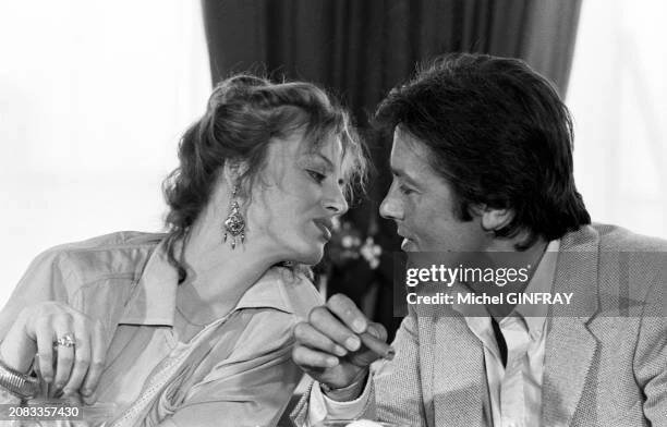 Dalila Di Lazzaro et Alain Delon à Deauville pour le tournage du film 'Trois Hommes à abattre', en juin 1980.
