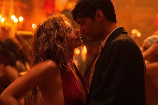 Manny (Diego Calva) falls for Nellie (Margot Robbie).
