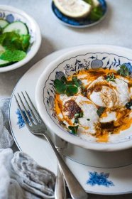 Pozdní víkendová snídaně? Vyzkoušejte turecká vejce Cilbir podle receptu foodblogerky