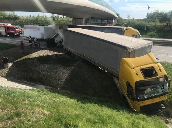 Opravy a nehody. Pražský okruh byl uzavřen, na D1 stály kolony