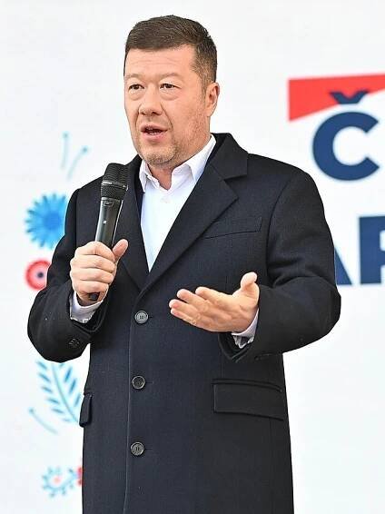 Okamura s křovinořezem baví internet: Elon Musk z Wishe! Nový Béda Trávníček?