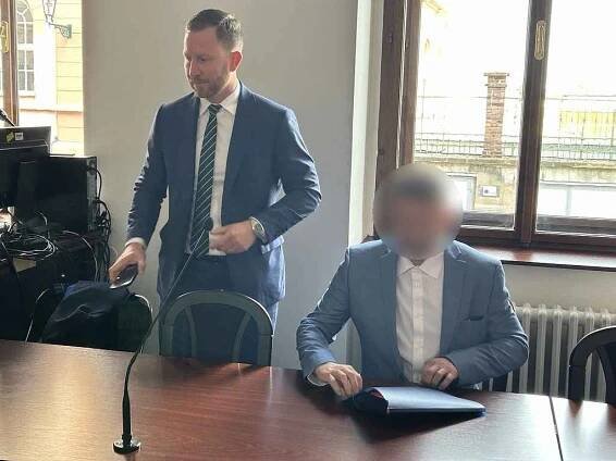 V. K. s obhájcem u Krajského soudu v Plzni.
