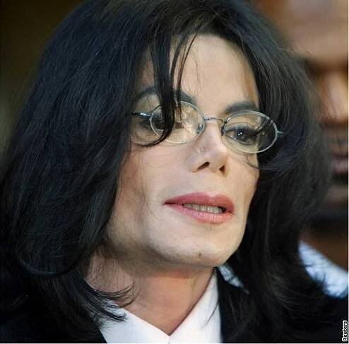Zpěvák Michael Jackson zemřel, zastavilo se mu srdce