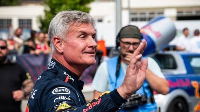 OBRAZEM: Formule 1 v centru Prahy. Ulice metropole rozburácel Red Bull Showrun a David Coulthard