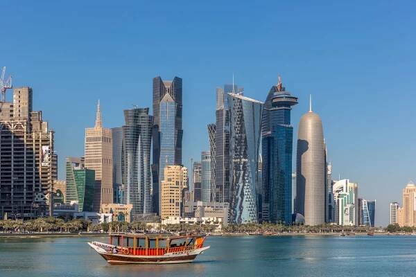 Doha, Katar - Jan 8. 2018: The West Bay City Panorama s místní lodí za den krásné modré oblohy, v zimě - Jan 8, 2018 v Dauhá, Katar. West Bay je považován za jeden z nejprominentnějších okresů Dauhá — Stock obrázek