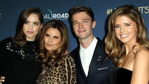 Maria Shriverová a její děti Christina Schwarzeneggerová, Patrick Schwarzenegger a Katherine Schwarzeneggerová (Los Angeles, 15. března 2018)