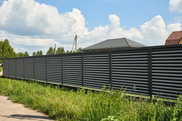 Секционные заборы из сетки в Москве — низкие цены на секции из сетки рабица, установка под ключ от производителя МАСТЕРОВИТ