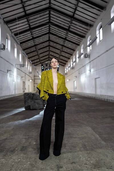 Michael Kováčik zahájil Mercedes-Benz Prague Fashion Week FW22. Jak vypadala úvodní kolekce?
