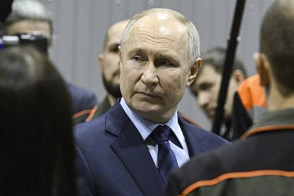 Zachraňte národ, mějte alespoň tři děti, řekl Putin dělníkům tankového závodu