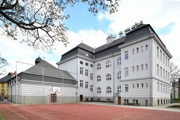 Chlapecká měšťanská škola | Objekty | Opavský architektonický manuál (OPAM)