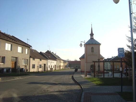 Bystrovany-náves s kostelem sv.Bartoloměje-Foto:Ulrych Mir.