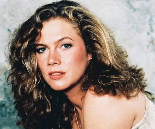 Kathleen Turner Biography - Facts, Childhood, Family Life & Achievements