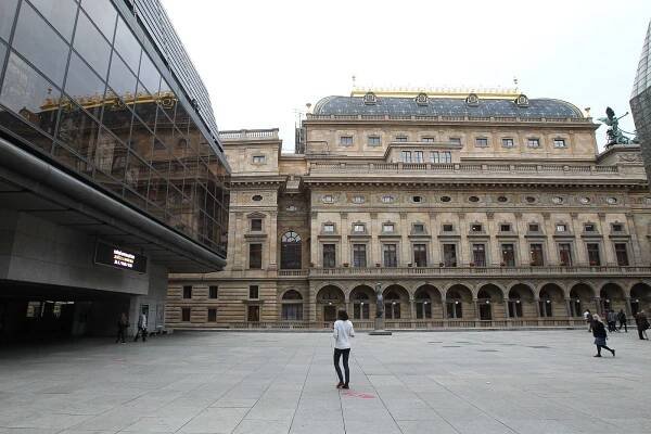 Prostranství u Národního divadla ponese Havlovo jméno, rozhodl magistrát