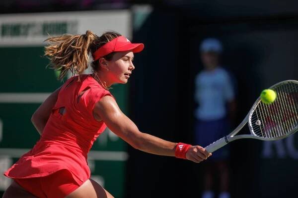 Introducing Iva Jovic (17): The future superstar of American tennis winning again at a Grand Slam, faces Elena Rybakina