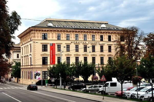 Moravská galerie bude na nádvoří Pražákova paláce pravidelně pořádat akce upomínající na nonkonformní uměleckou pospolitost v období normalizace