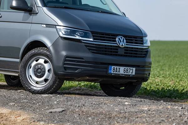 Dodávka do terénu uveze až osm lidí. Volkswagen Transporter s úpravou Seikel se nezalekne ničeho