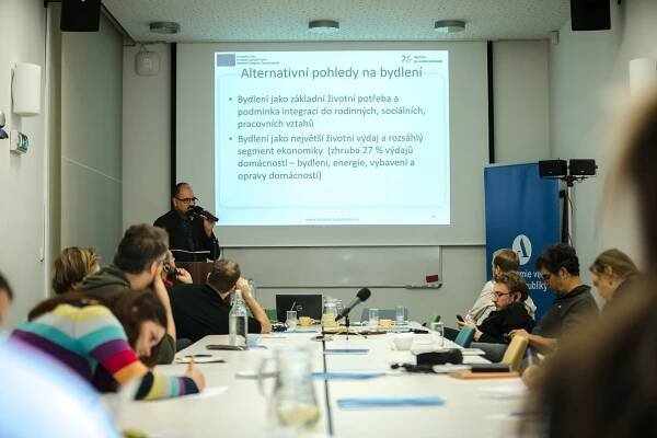 V Praze proběhl mezinárodní workshop věnovaný hledání alternativ k vlastnickému a soukromému nájemnímu bydlení - Sociologický
