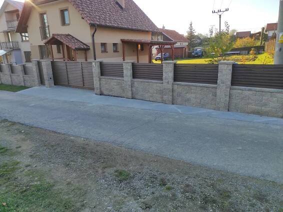 Posuvná samonosná brána s bráničkou a plotovými dielcami
