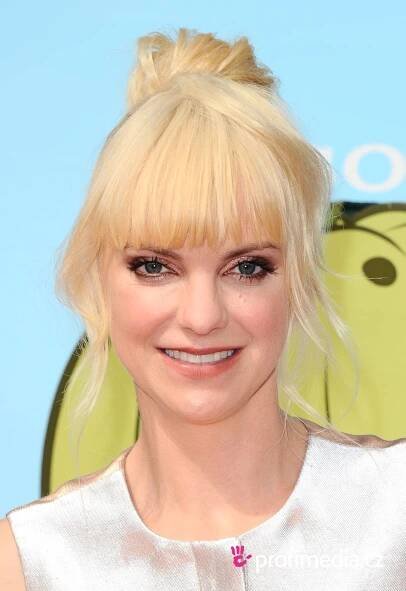 Anna Faris - celebrity účes - HappyHair