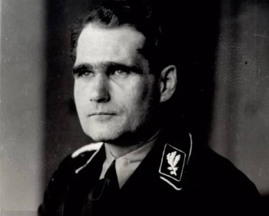 Hrob Rudolfa Hesse byl tajně otevřen. Jeho ostatky pohřbí do moře