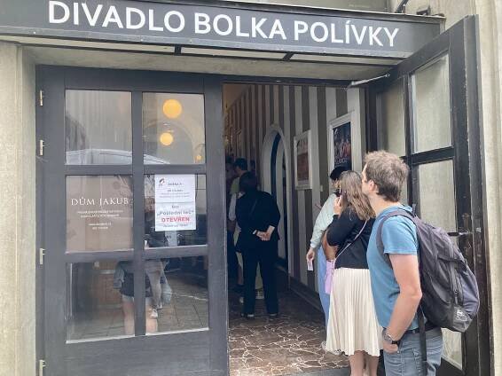 Fronta na vstupenky, Divadlo Bolka Polívky v Brně táhne navzdory stěhování