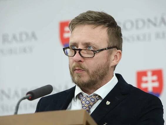 Analytik sa pozrel na správu o činnosti Petra Kotlára! Tvrdá kritika: Nespĺňa parametre odbornej práce