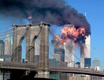 Newyorská "Dvojčata" hoří po útocích 11. září 2001 • Autor: Globe Media /  Reuters