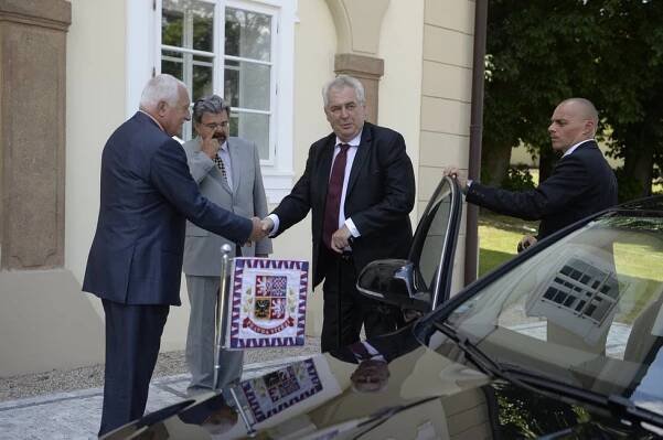 Klausovy 73. narozeniny: Bez Livie, ale se syny, pivečkem, Zemanem i Nečasem!