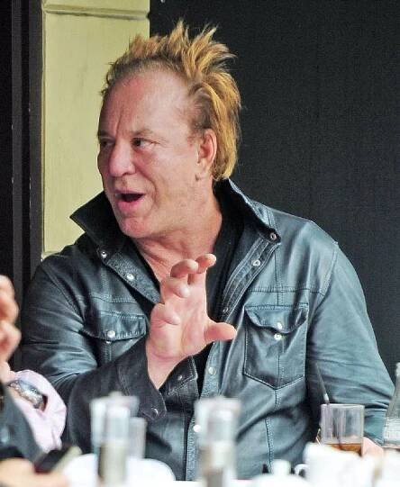 Mickey Rourke chtěl plastickými operacemi napravit zranění z boxu.
