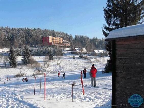 Lyžování u hotelu na dětském vleku