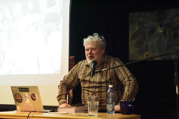 Publicista Pavel Klusák představil ve společenském domě svůj pohled na Semafor