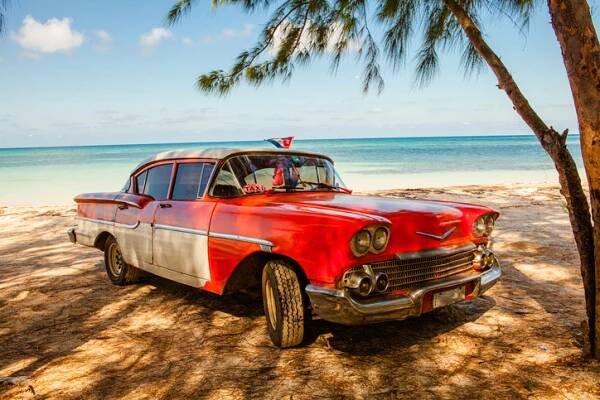 Nálepka Americké klasické auto na pláži Cayo Jutias, provincie Pinar del Rio, Kuba