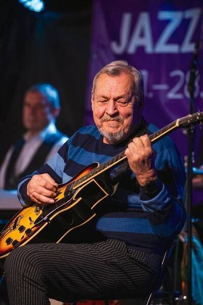 Rychlík jede do Prahy. Ivan Mládek rozezpíval legendární Domeček ve Znojmě