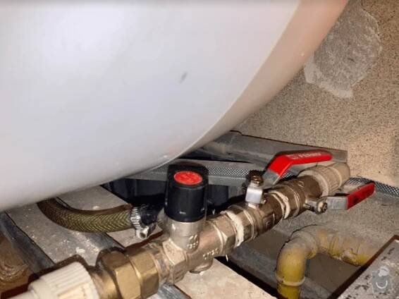Výměna pojistného ventilu k bojleru Dražice (Praha) • Bojlery • NejŘemeslníci.cz
