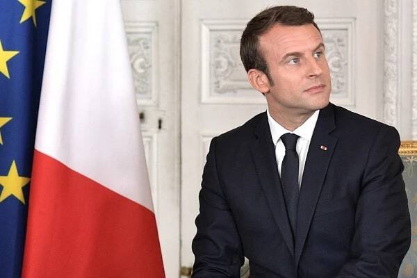 Macron po protestech avizoval daňové úlevy i zvýšení mezd