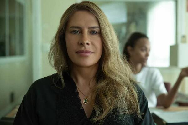 Karla Sofía Gascón as Emilia Pérez and Zoe Saldaña as Rita Moro Castro in Emilia Pérez. 