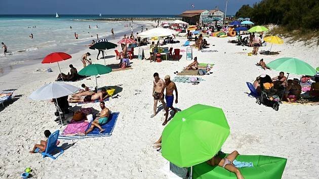 Italská pláž připomíná Maledivy či Karibik. Může za to blízká chemička