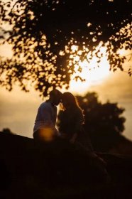 Krásné Mladé Snoubence Pózuje Při Západu Slunce — Stock fotografie