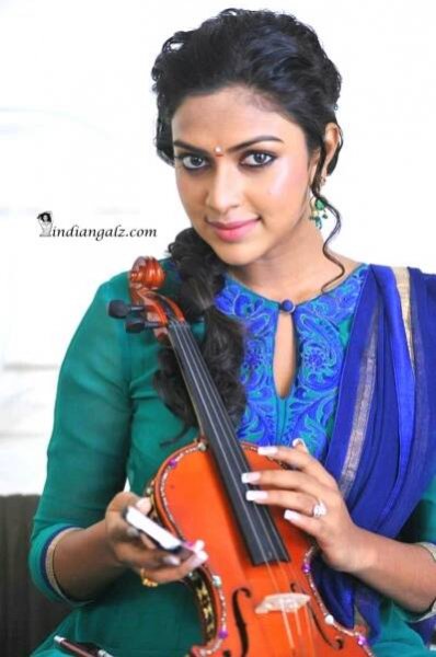 Amala Paul – Sexy show – IndianGalz