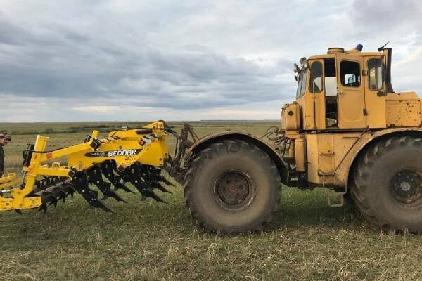 Traktorová legenda Kirovets K-700 pracuje se stroji BEDNAR v Kazachstánu