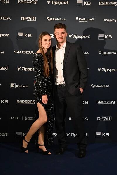 Brankář Michal Postava s přítelkyní Anetou - Hokejista sezóny v Tipsport extralize 2025 (4/11)
