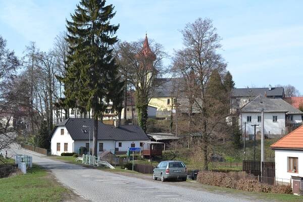 Soubor:Skuhrov (okres Havlíčkův Brod) - pohled od jihu obr01.jpg – Wikipedie