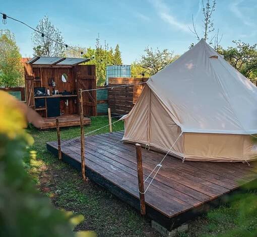 Glamping u CHKO Brdy: stan s venkovní koupelnou u rybníka | Slevomat.cz