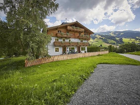 Sportpension Enzian, hotel v Saalbachu
