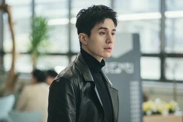Lee Dong-wook as poetic gangster Park Seok-cheol in a still from The Nice Guy. The K-drama has potential despite lacking some of the artistry director Song Hae-sung is known for.
