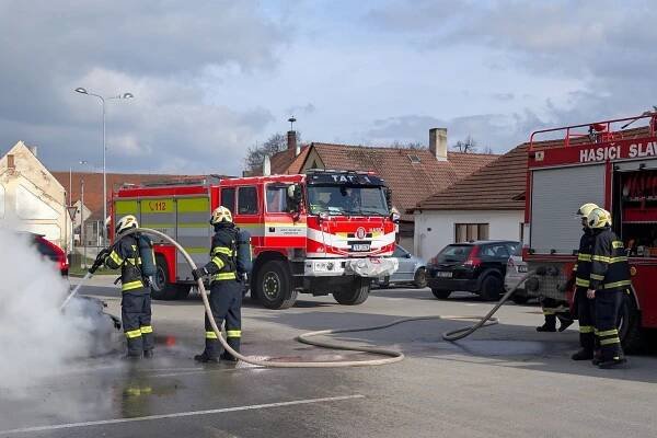 Drama na parkovišti. Ve Slavonicích hasiči bojovali s požárem auta